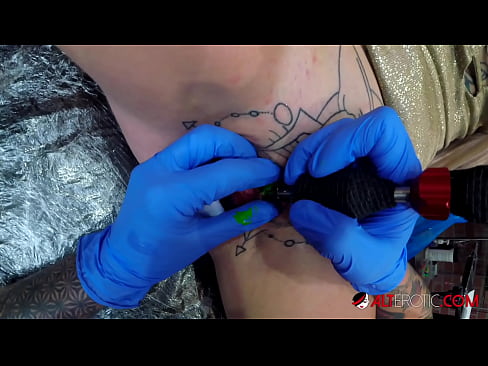 ❤️ Ekstreem tattooed hottie Sully Savage krige in tattoo op har klitoris ❤❌ Harde porno by wy ﹏