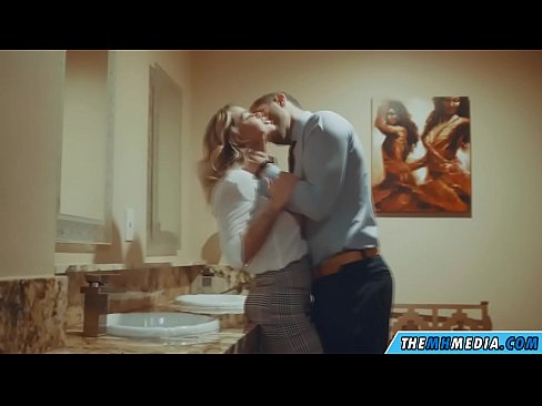❤️ As in busty blonde jo ferliedt yn in iepenbier toilet ❤❌ Harde porno by wy ﹏